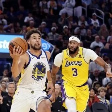 Les Warriors battent les Lakers lors de la pré-saison NBA, le carnaval du basket s'enflamme à nouveau